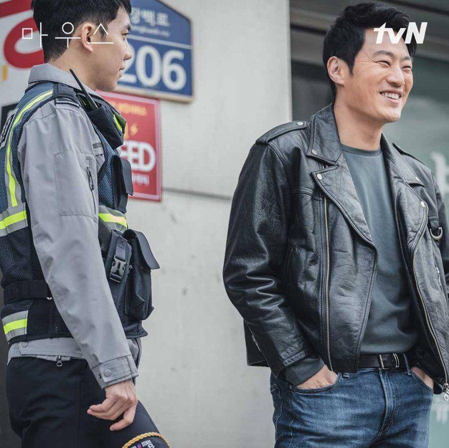 Jung Ba Reum (Lee Seung Gi) dan Go Mo Chi (Lee Hee Joon). (dok. tvN via mydramalist.com)