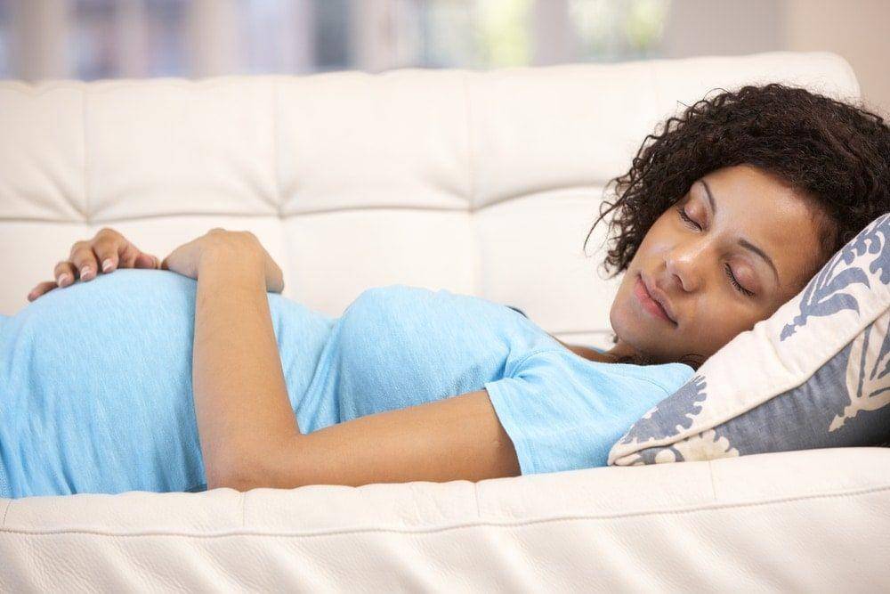 ilustrasi ibu hamil sedang bed rest (americanpregnancy.org)