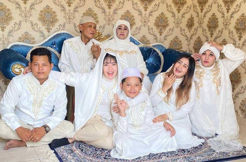 10 Potret Manis Via Vallen Bersama Keluarga yang Penuh Kehangatan