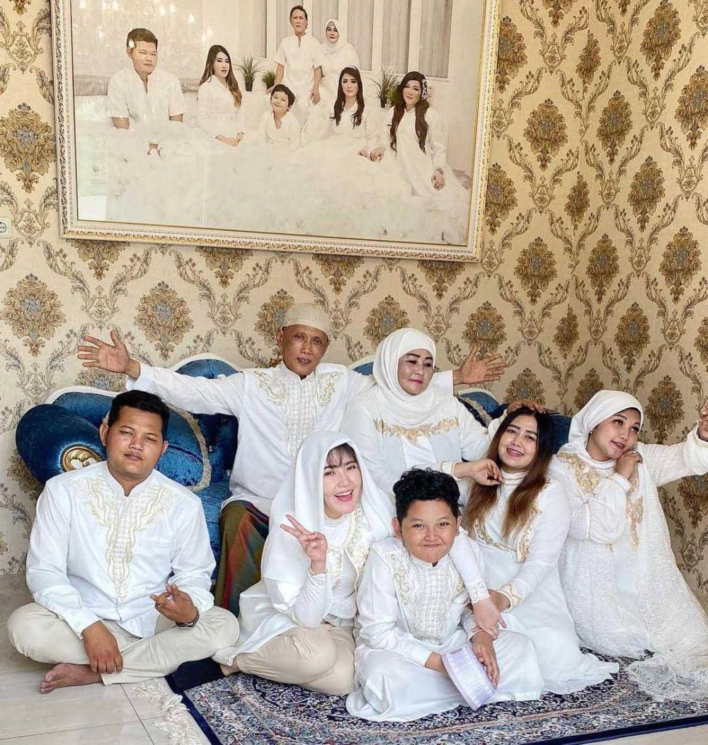 Via Vallen dan keluarga (instagram.com/viavallen)