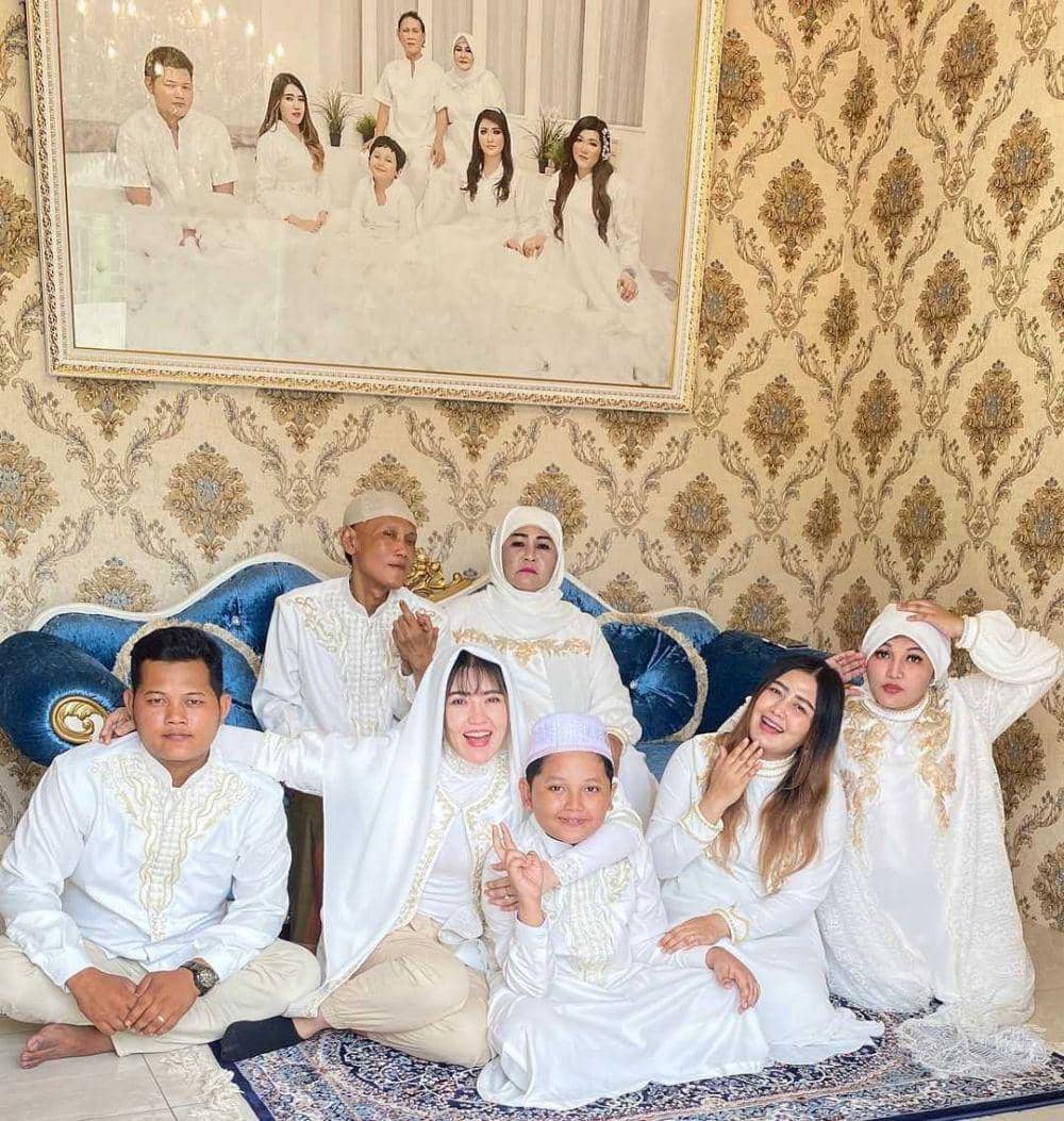 Via Vallen dan keluarga (instagram.com/viavallen)