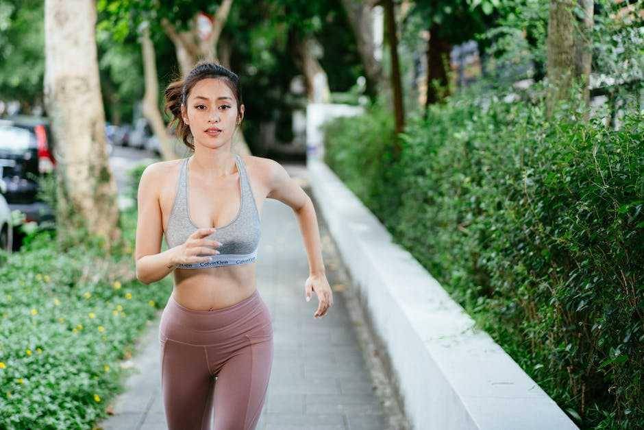 ilustrasi lari dengan sports bra (pexels.com/Paul Sky)