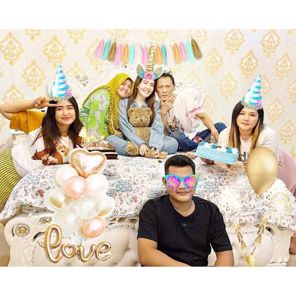 Via Vallen dan keluarga (instagram.com/viavallen)