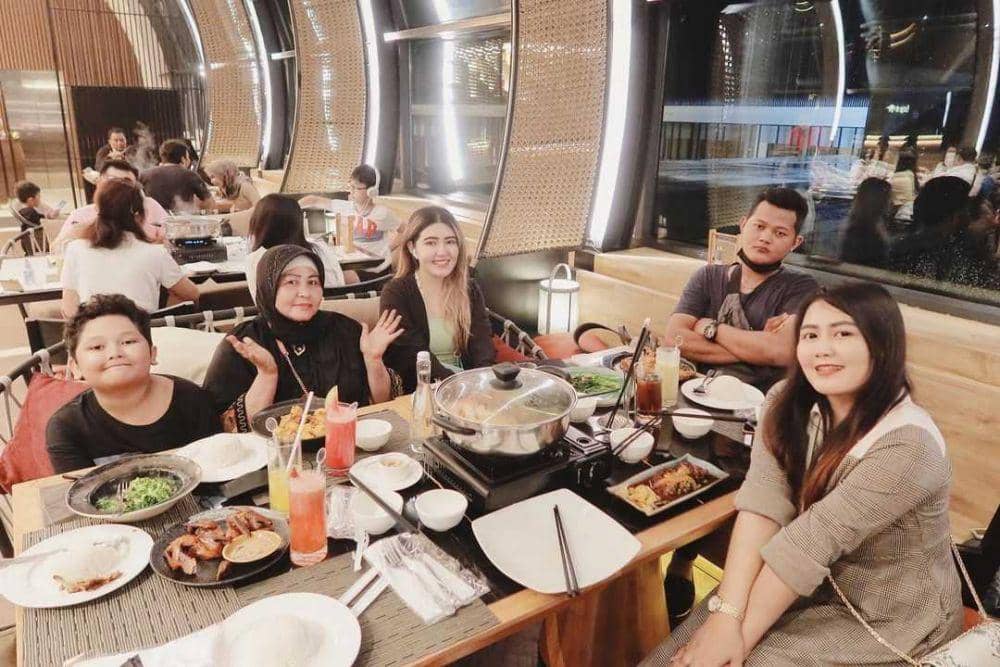 Via Vallen dan keluarga (instagram.com/mellross_08)