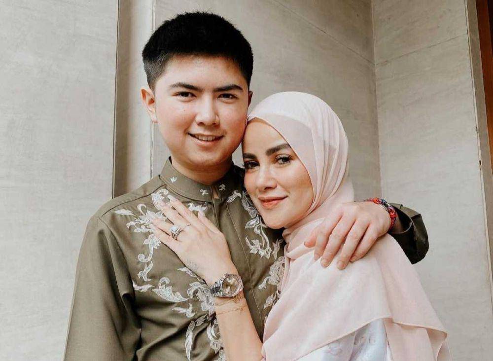 Olla Ramlan dan putranya (instagram.com/ollaramlanaufar)