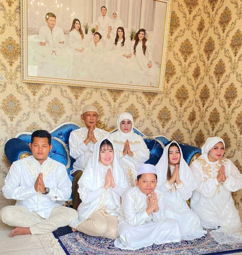 Via Vallen dan keluarga (instagram.com/viavallen)
