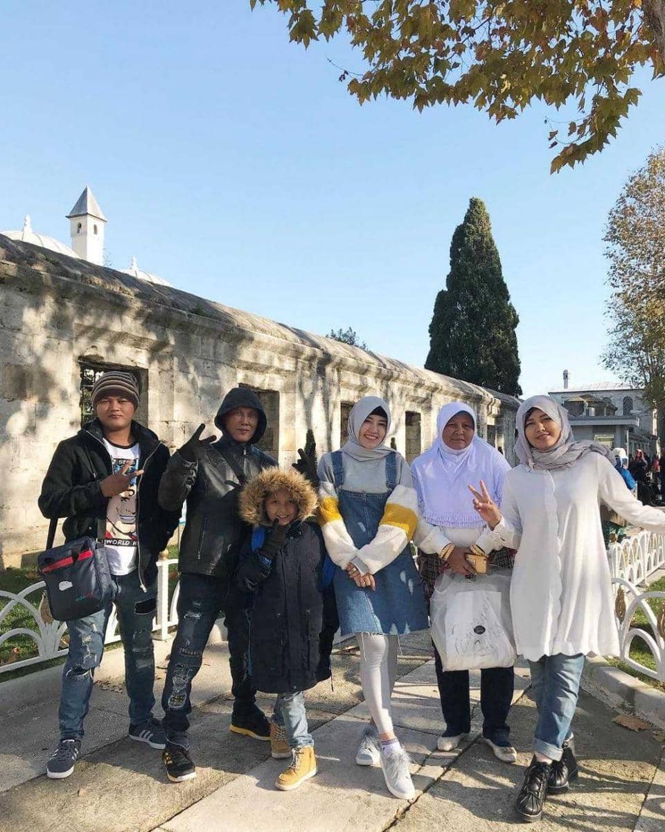 Via Vallen dan keluarga (instagram.com/viavallen)