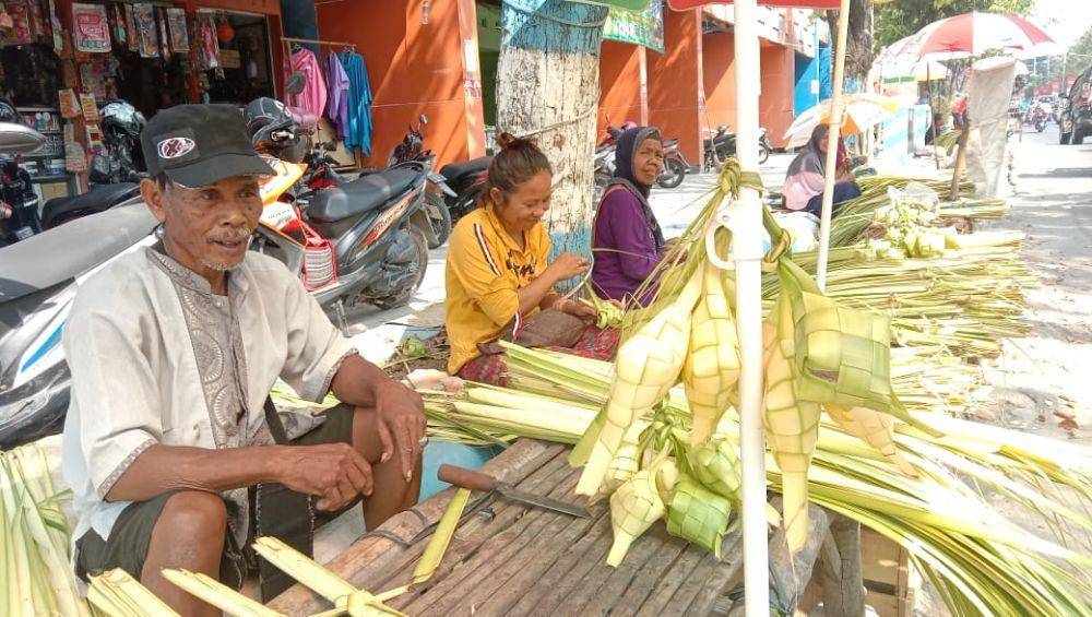 Pedagang janur dan selongsong ketupat di Pasar Sidoharjo Lamongan Kota. IDN Times/Imron