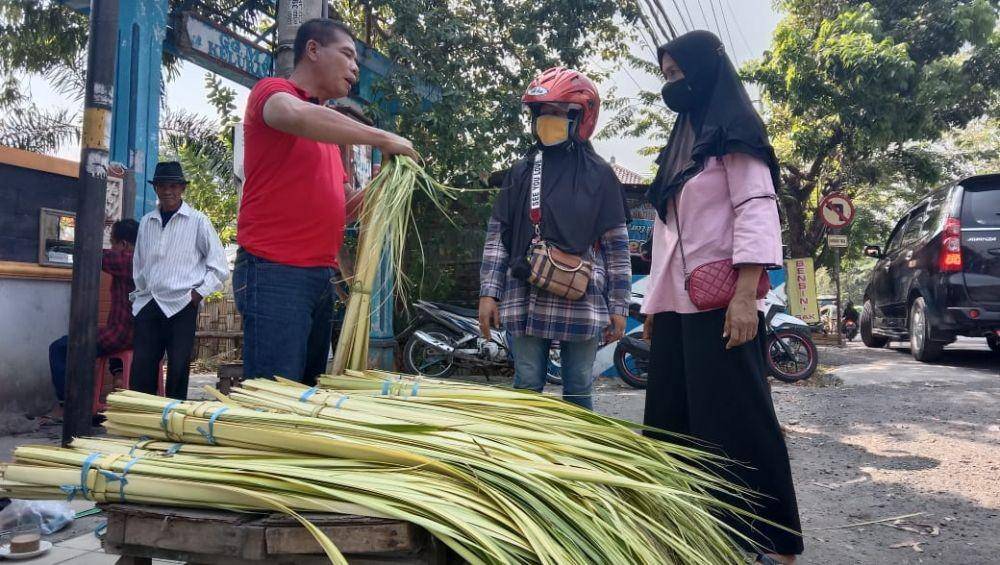 Pedagang janur di Pasar Sidoharjo Lamongan Kota. IDN Times/Imron
