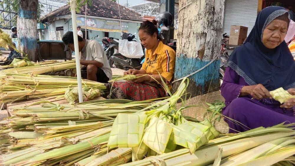 Pedagang janur dan selongsong ketupat di Pasar Sidoharjo Lamongan Kota. IDN Times/Imron
