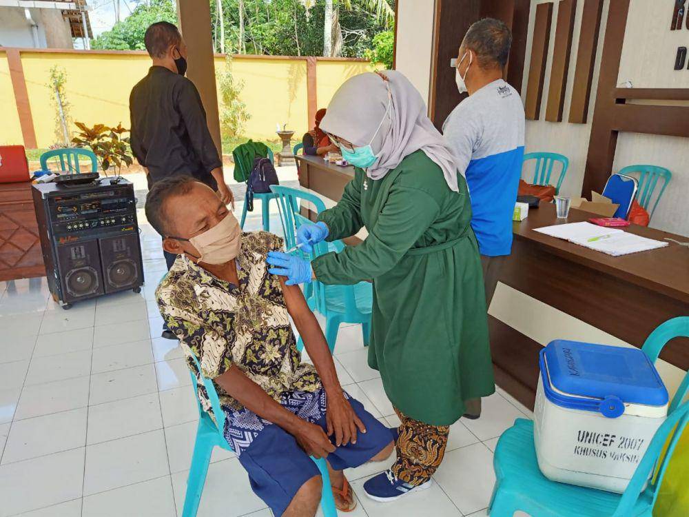 Proses pemberian vaksin Astrazeneca di Banyuwangi. IDN Times/Istimewa