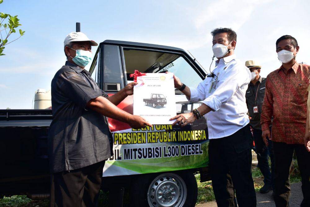 Mentan saat menyerahkan bantuan kepada petani di Kabupaten Malang. Dok/Humas Kementan