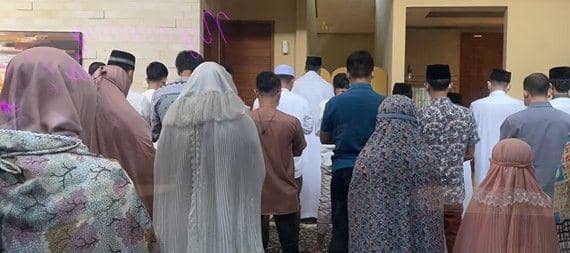Mama Ritah Potret Mama Rieta Bagi THR | IDN Times