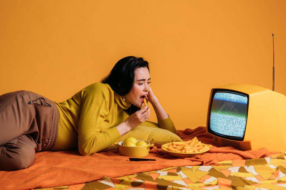 ilustrasi menonton TV (pexels.com/KoolShooters)