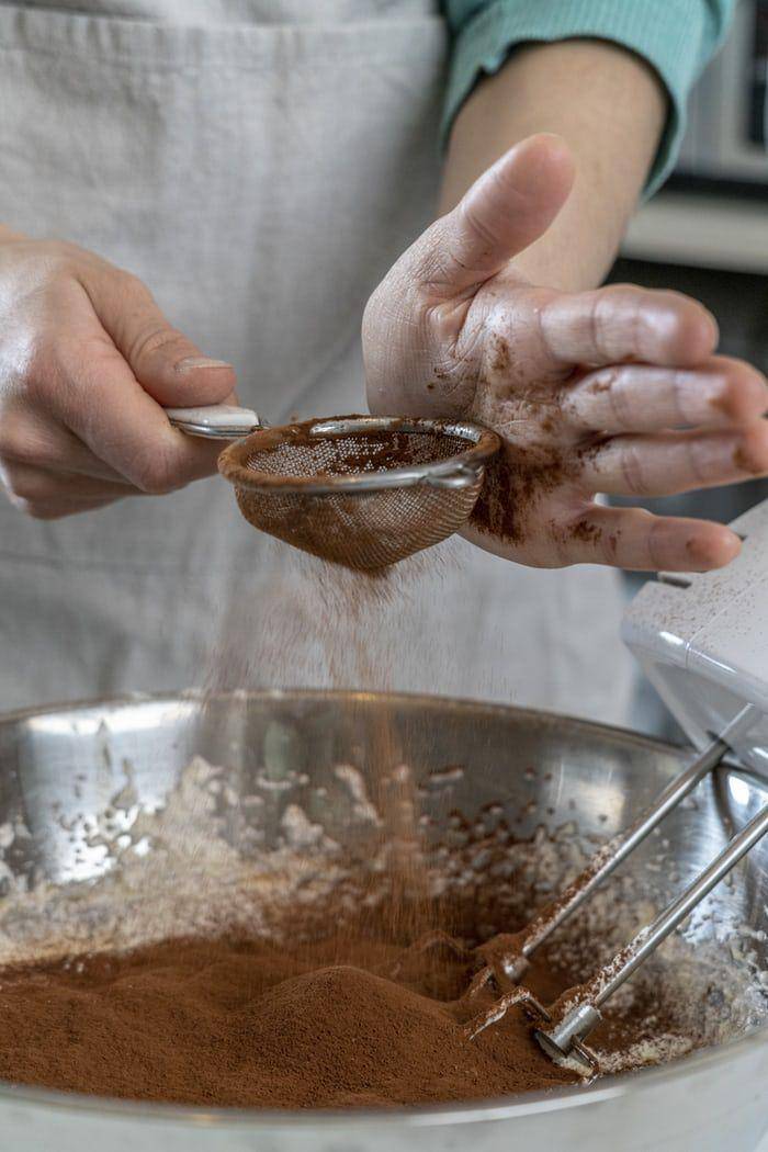 ilustrasi mengayak cokelat bubuk (unsplash.com/@sxtcxtc)