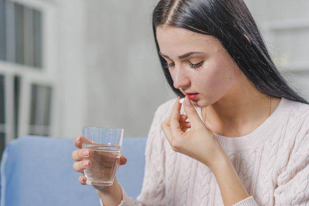 ilustrasi minum obat (freepik.com/freepik)