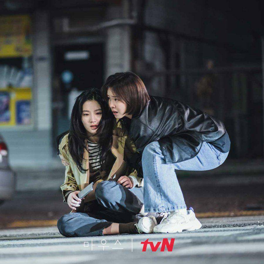 Oh Bong Yi (Park Joo Hyun) dan Choi Hong Ju (Kyung Soo Jin). (dok. tvN via mydramalist.com)