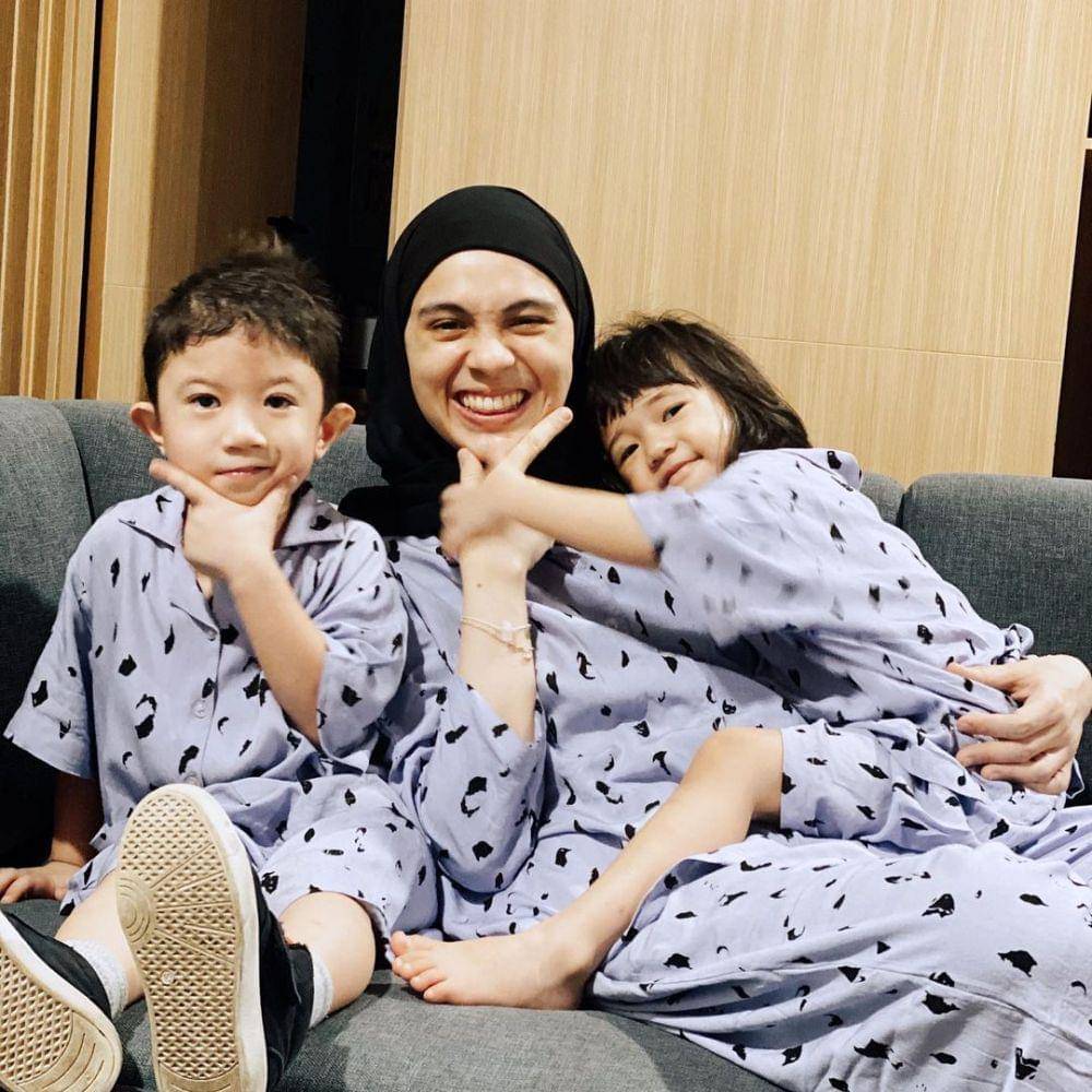 Nycta Gina dan anak mengenakan baju senada. (instagram.com/missnyctagina)