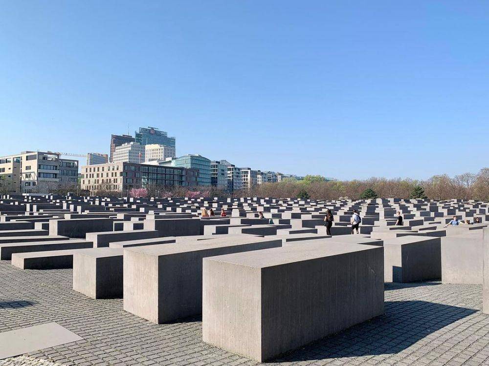Holocaust Memorial (instagram.com/travellingkoffermann)
