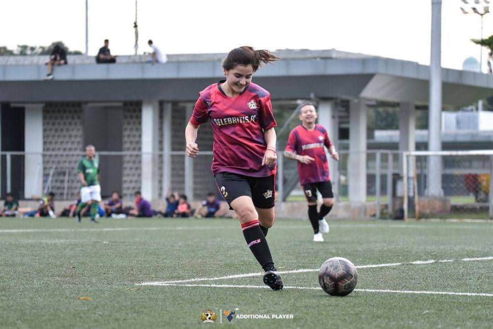 Femila Sinukaban bermain sepak bola (instagram.com/femilasinukaban)