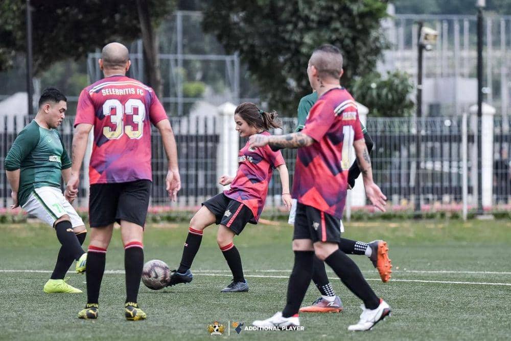 Femila Sinukaban bermain sepak bola (instagram.com/femilasinukaban)