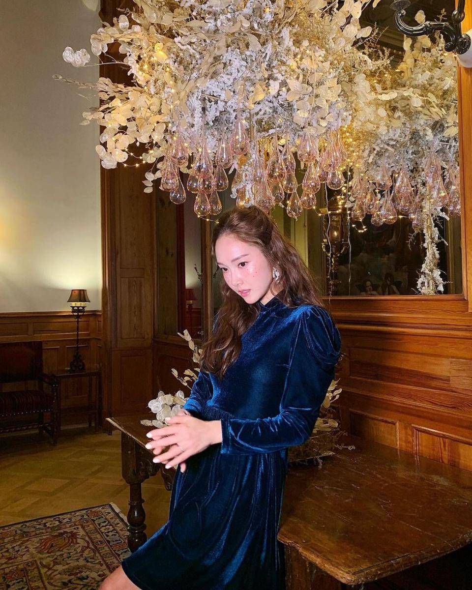 penampilan Jessica Jung dengan outfit biru (Instagram.com/jessica.syj)