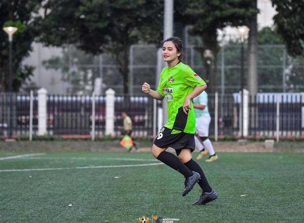Femila Sinukaban bermain sepak bola (instagram.com/femilasinukaban)
