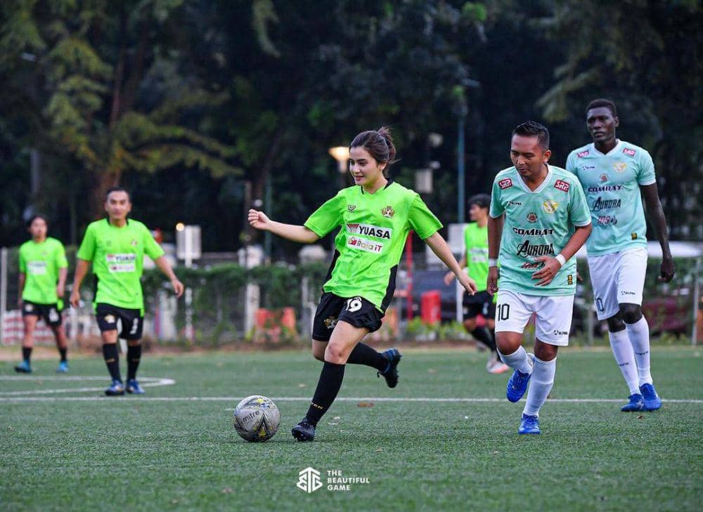 Femila Sinukaban bermain sepak bola (instagram.com/femilasinukaban)