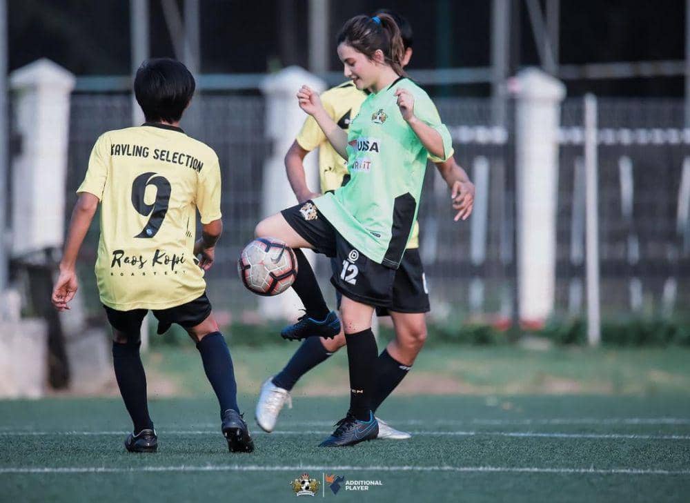 Femila Sinukaban bermain sepak bola (instagram.com/femilasinukaban)