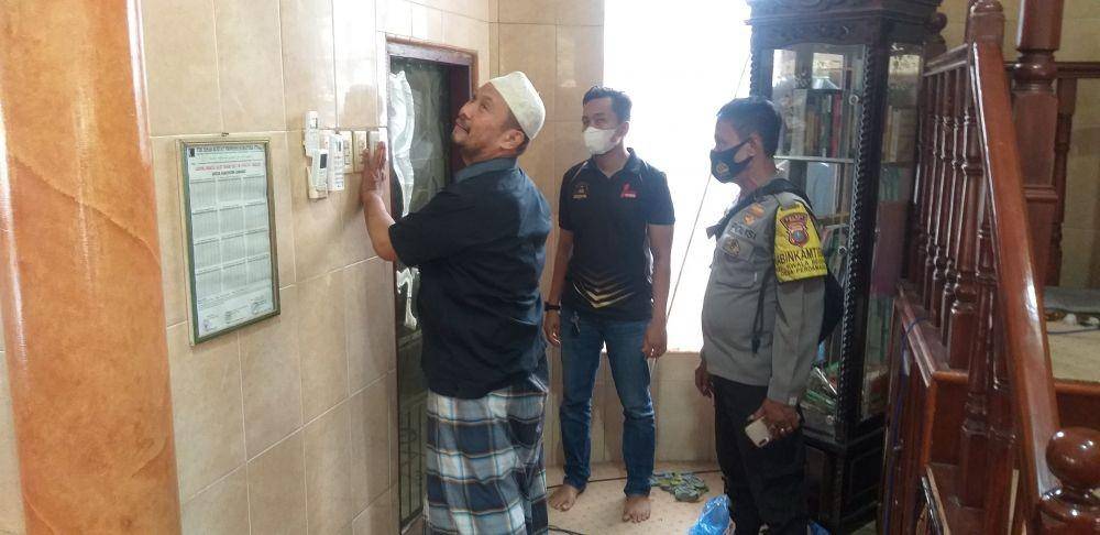 Kanit Reskrim Polsek Binjai Ipda Budi, saat turun ke lokasi pencurian di masjid Baiturrahman (IDN Times/ Bambang Suhandoko)