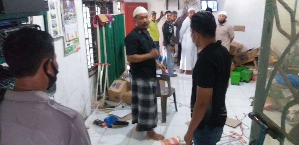 Kanit Reskrim Polsek Binjai Ipda Budi, saat memeriksa lokasi kejadian dan memintai keterangan korban (IDN Times/ Bambang Suhandoko)