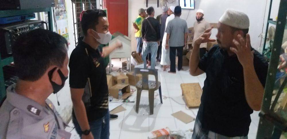 Kanit Reskrim Polsek Binjai Ipda Budi, saat memintai keterangan korban dan memeriksa lokasi kejadian (IDN Times/ Bambang Suhandoko)
