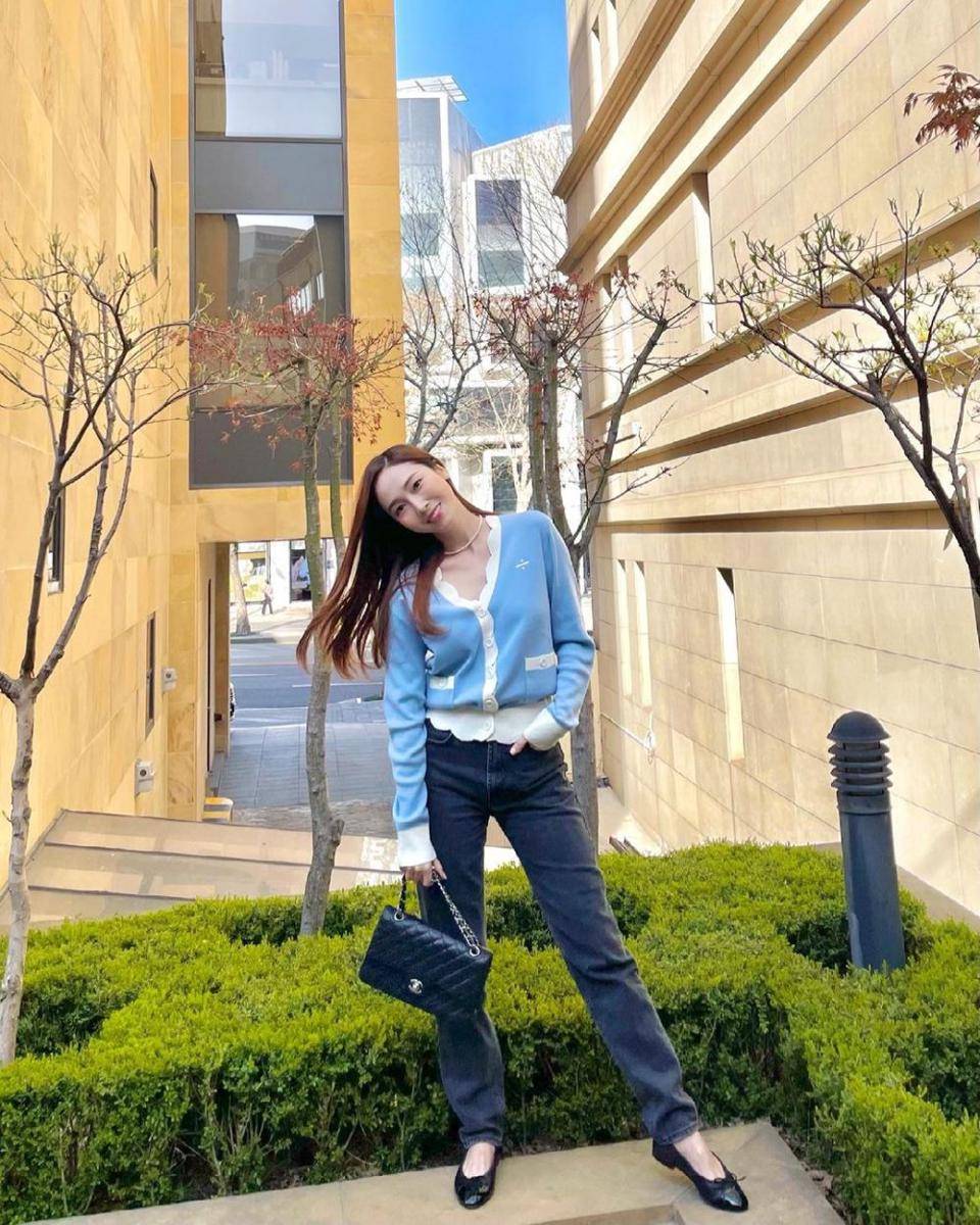 penampilan Jessica Jung dengan outfit biru (Instagram.com/jessica.syj)
