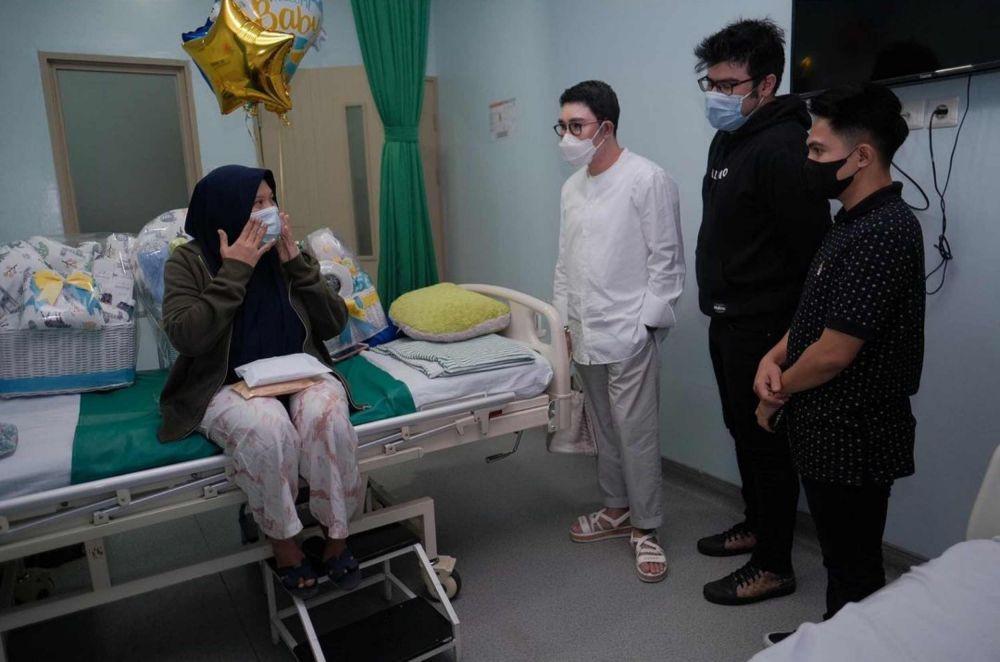 10 Momen Otis Hahijary Jenguk Istri Almarhum Sapri Pantun Melahirkan