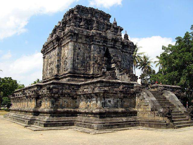 Candi Mendut peninggalan Mataram Kuno. (wikimedia.org)