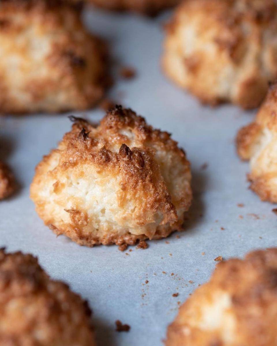 Coconut macaroon (instagram.com/frenchcookacademy)