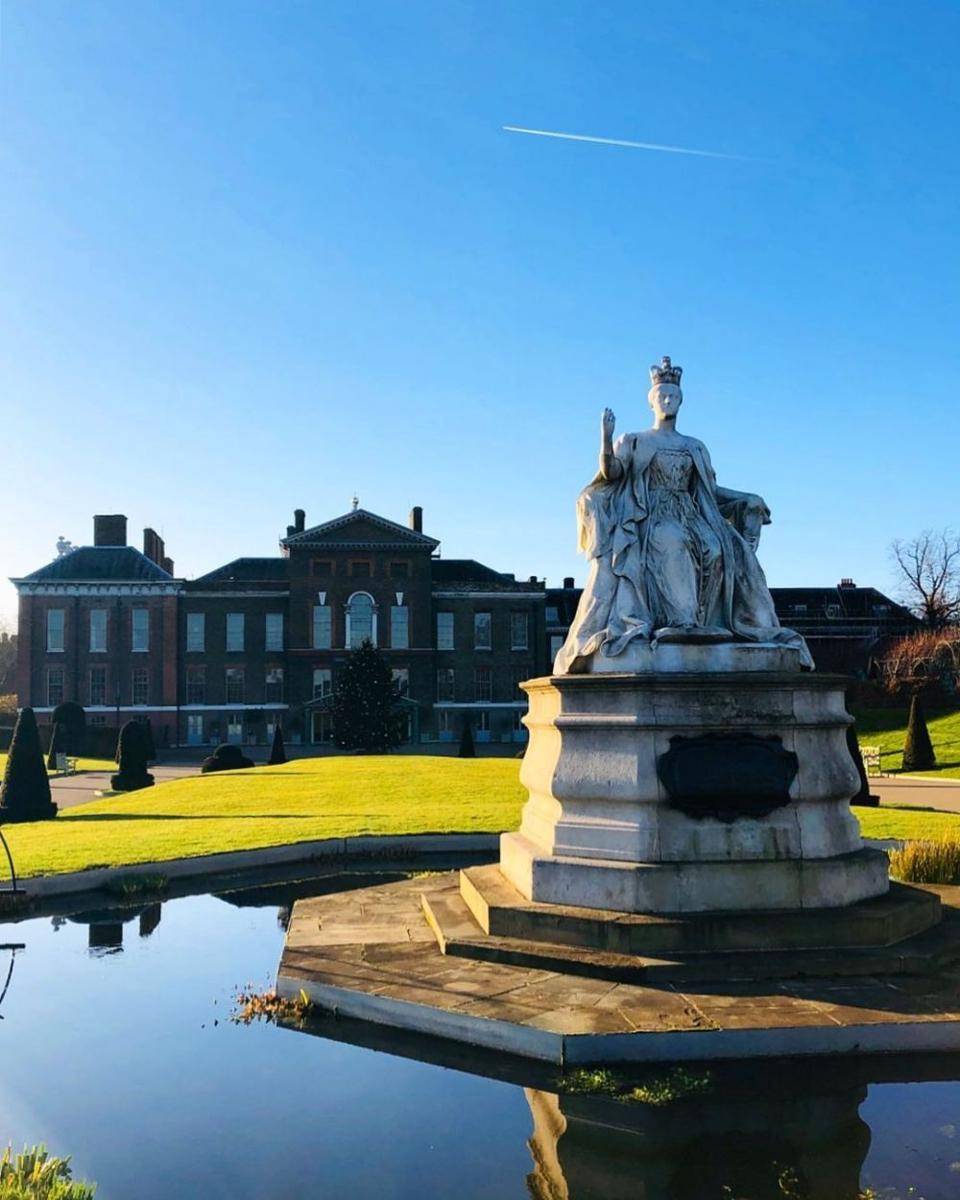 Queen Victoria Statue (instagram.com/viktoriakazakevich_)