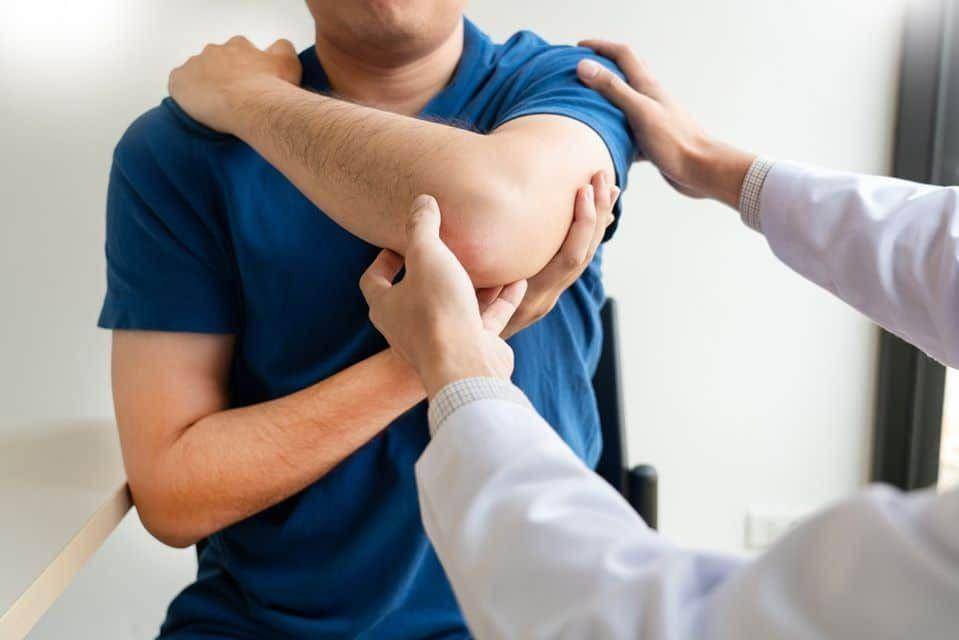 ilustrasi pemeriksaan dokter untuk bursitis (raleighortho.com)