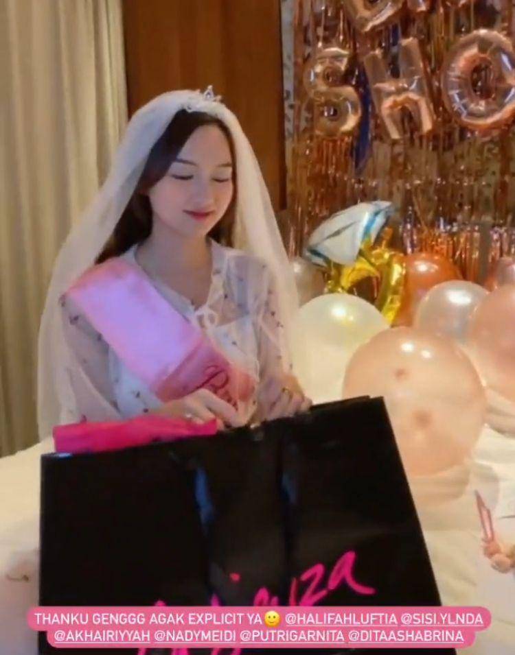 Bridal shower nanda (Instagram.com/nandaarsynt)