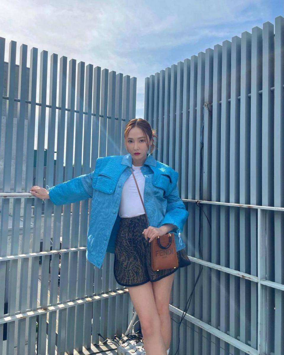 penampilan Jessica Jung dengan outfit biru (Instagram.com/jessica.syj)