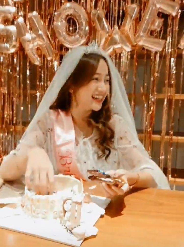 Bridal shower nanda (Instagram.com/nandaarsynt)