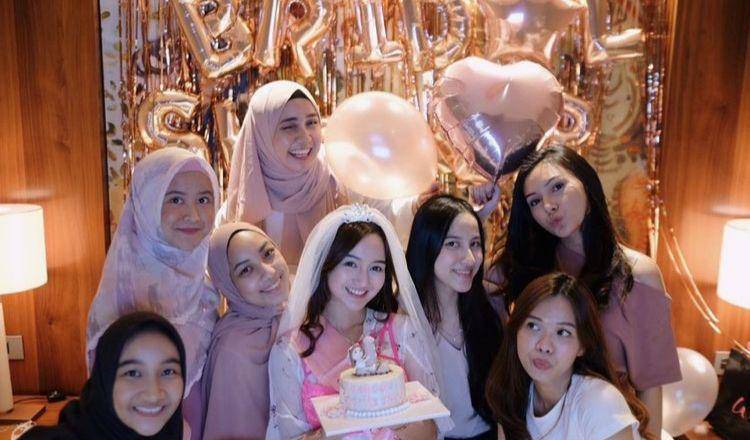 Bridal shower nanda (Instagram.com/nandaarsynt)