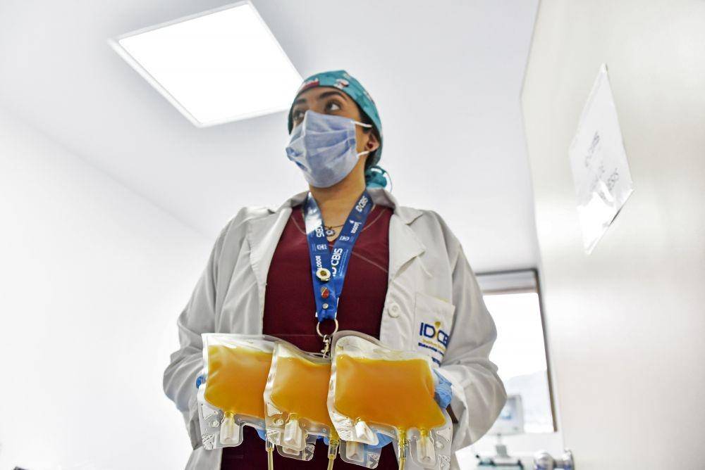 Seorang perawat di Bogota, Kolombia, membawa plasma konvalesen COVID-19. (nbcnews.com)