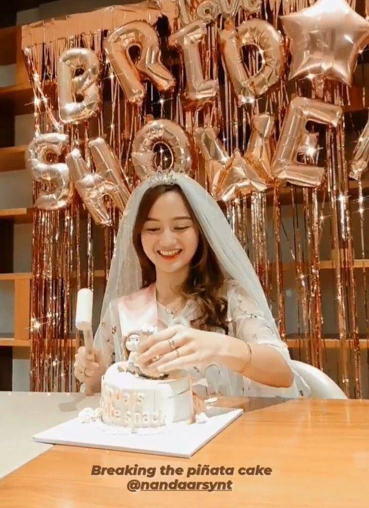 Bridal shower nanda (Instagram.com/nandaarsynt)