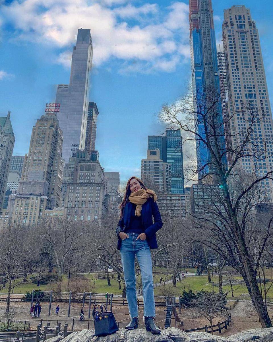 penampilan Jessica Jung dengan outfit biru (Instagram.com/jessica.syj)