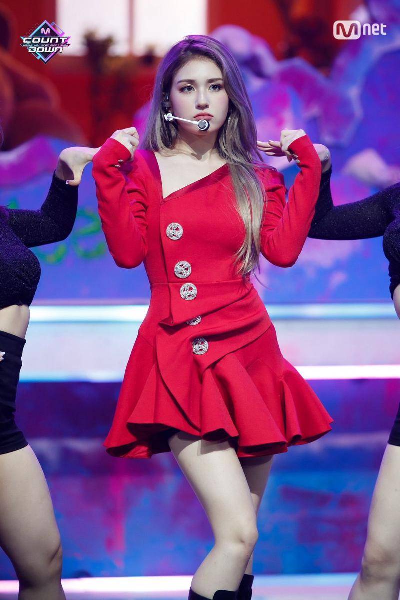 Somi on stage (twitter.com/girlgroupspics)