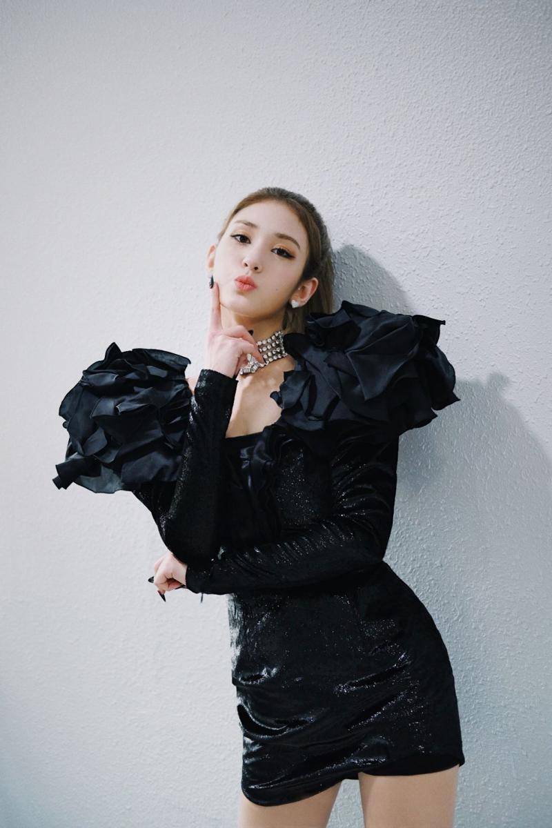 Somi behind the scenes. (twitter.com/somi_official_)