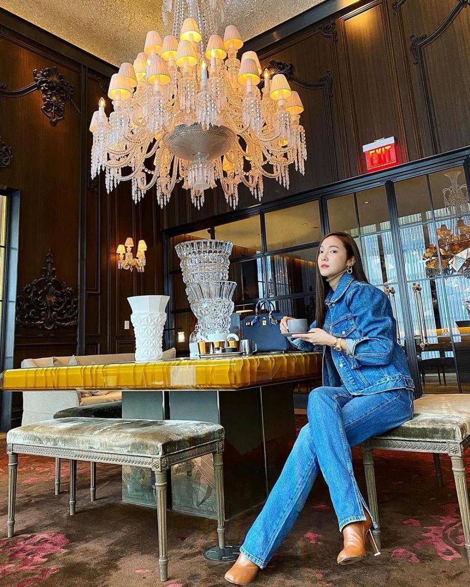 penampilan Jessica Jung dengan outfit biru (Instagram.com/jessica.syj)