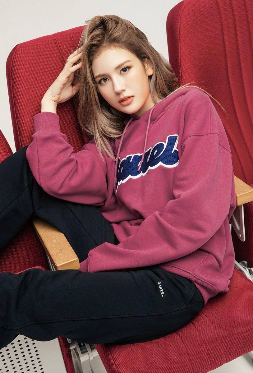 Jeon So-mi (twitter.com/_somipics)