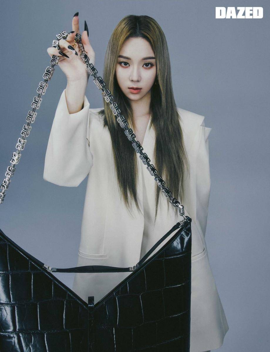 Winter magazine (twitter.com/aespa_official)